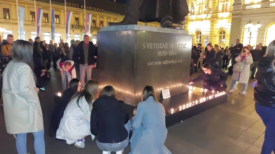 Građani pale sveće u čast stradalima na Železničkoj stanici Novi Sad