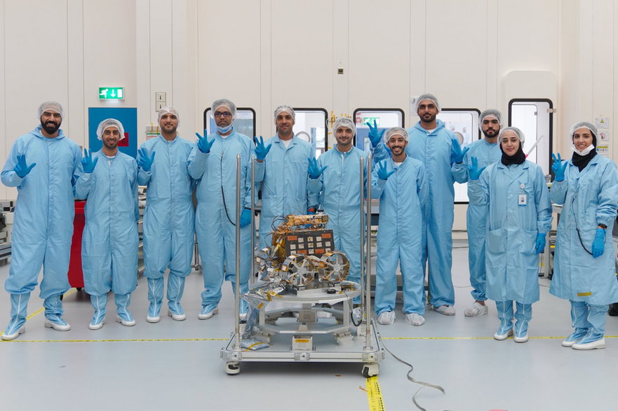 Inżynierowie ze Zjednoczonych Emiratów Arabskich razem z Rashidem