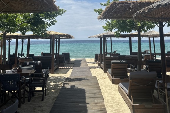 Ležaljka, suncobran, kafa, voda za 5 evra! Hit ponuda u omiljenom letovalištu Srba: Turisti oduševljeni