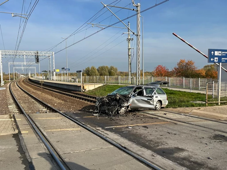 Kierowca Forda wjechał pod jadący pociąg towarowy