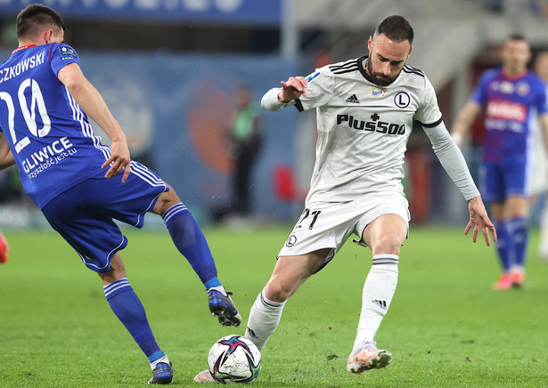 Zawodnik Piasta Gliwice Martin Konczkowski (L) i Rafael Lopes (P) z Legii Warszawa podczas meczu 26. kolejki piłkarskiej Ekstraklasy