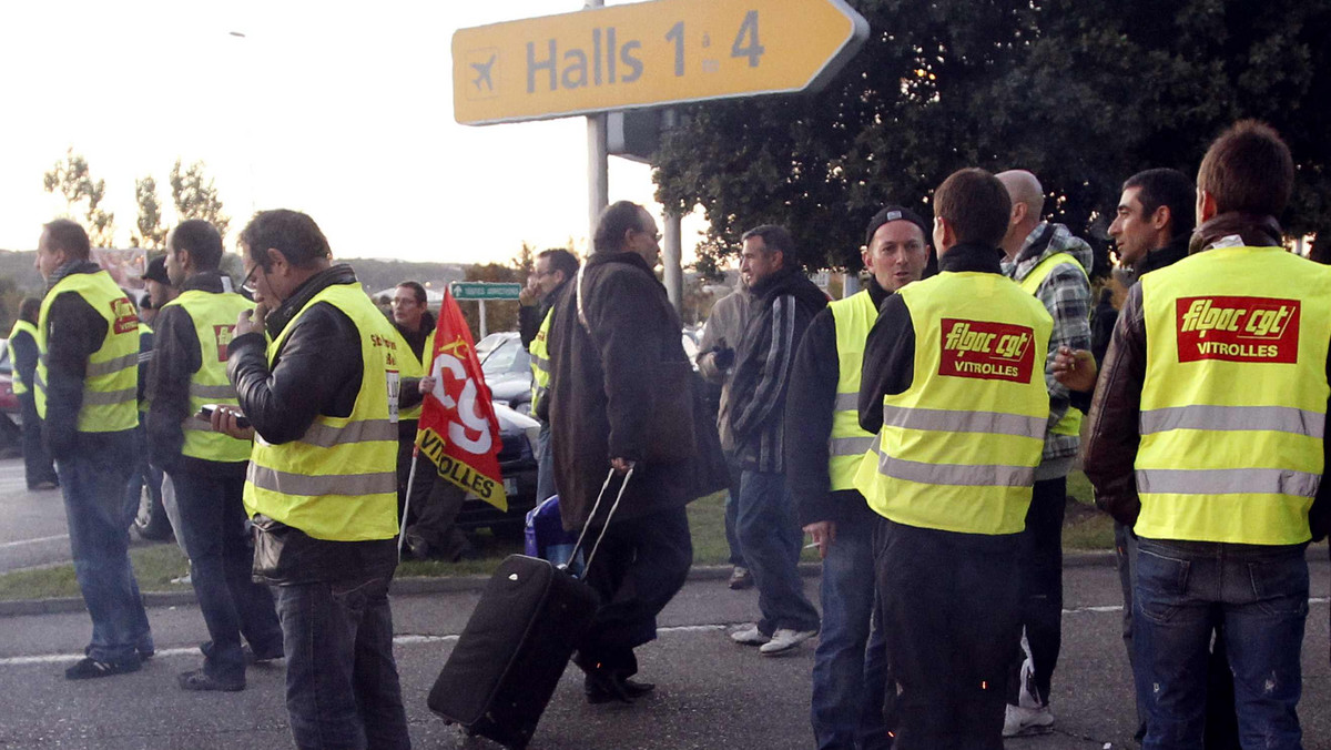 Wskutek protestów przeciw reformie emerytalnej na około jednej czwartej francuskich stacji benzynowych nie można zatankować paliwa. Strajkują wszystkie krajowe rafinerie, a mimo policyjnych akcji zablokowanych jest nadal kilkanaście składów paliw.