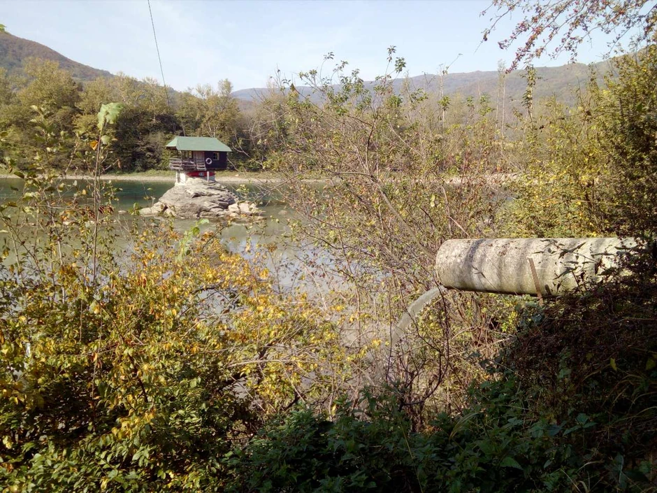Blizu poznate kućice na steni na Drini, čime se dičimo u reklamnim turističkim spotovoima, izlivaju se otpadne vode