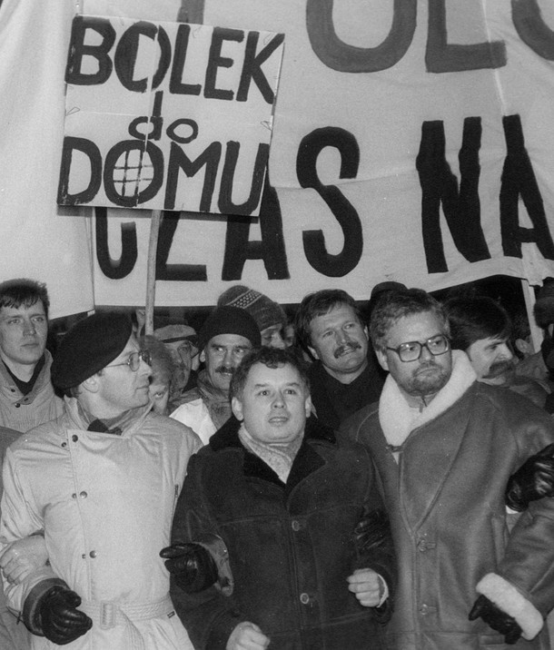 Demonstracja Porozumienia Centrum, nawołująca do ustąpienia prezydenta Lecha Wałęsy. Na zdjęciu od lewej: Jan Parys, Jarosław Kaczyński, Adam Glapiński, Warszawa, styczeń 1993 r. 