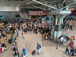 Pożar na międzynarodowym lotnisku. Ewakuacja w hali odlotów