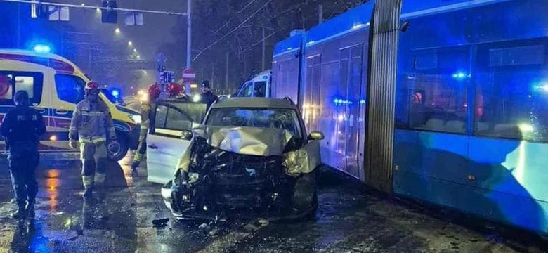 Szokujący finał pościgu za porywaczami. Samochód uderzył w tramwaj, zginął człowiek w bagażniku