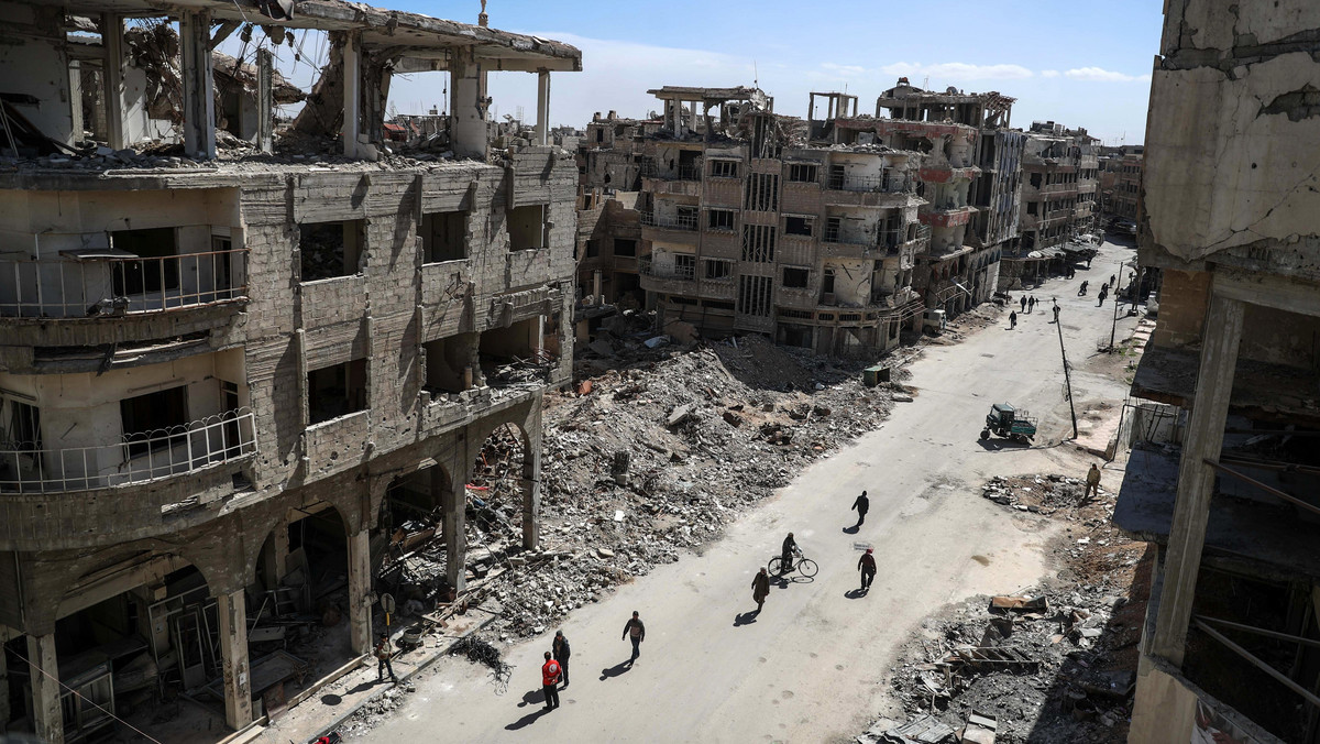 Wojsko syryjskie odcięło dwa ośrodki rebeliantów we Wschodniej Gucie od reszty kontrolowanego przez nich obszaru, dzieląc walczące z reżimem siły na trzy obozy - podała dziś syryjska telewizja. Wojsko otoczyło też całkowicie miasto Duma.