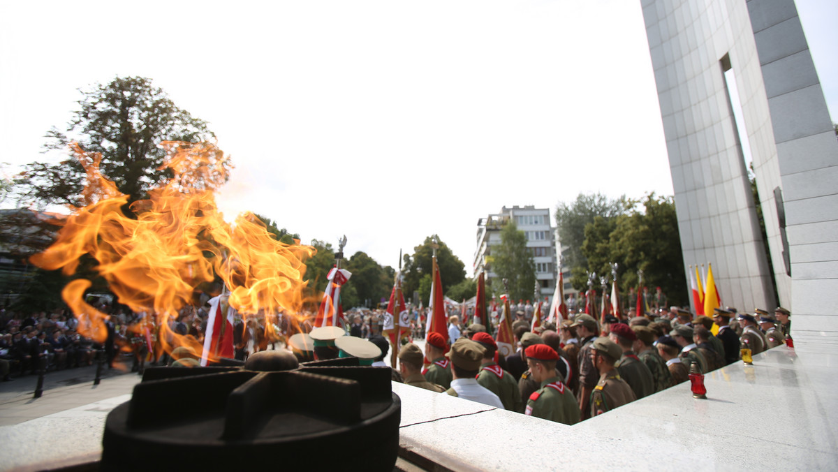 O godzinie 17:00 zamarły polskie ulice i place. W wielu miastach na sygnał syreny upamiętniającej 70. rocznicę wybuchu Powstania Warszawskiego Polacy upamiętnili ten moment minutą ciszy. Główne uroczystości odbywają się przy pomniku Gloria Victis na Cmentarzu Wojskowym na warszawskich Powązkach.