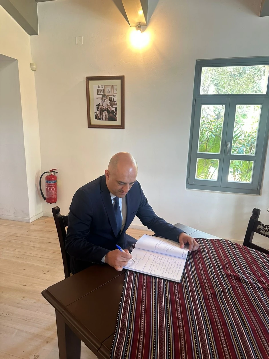 Ambasador Srbije u Grčkoj Nikola Nedeljković položio venac na grob Mikisa Teodorakisa