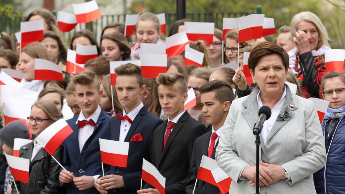 W dzisiejszym świecie, kiedy jest tak wiele zagrożeń i niepewności, są symbole, które dają nam poczucie wspólnoty; budowanie polskiej wspólnoty jest naszym obowiązkiem - mówiła we wtorek premier Beata Szydło w Ryczowie (Małopolska) na obchodach Dnia Flagi RP.