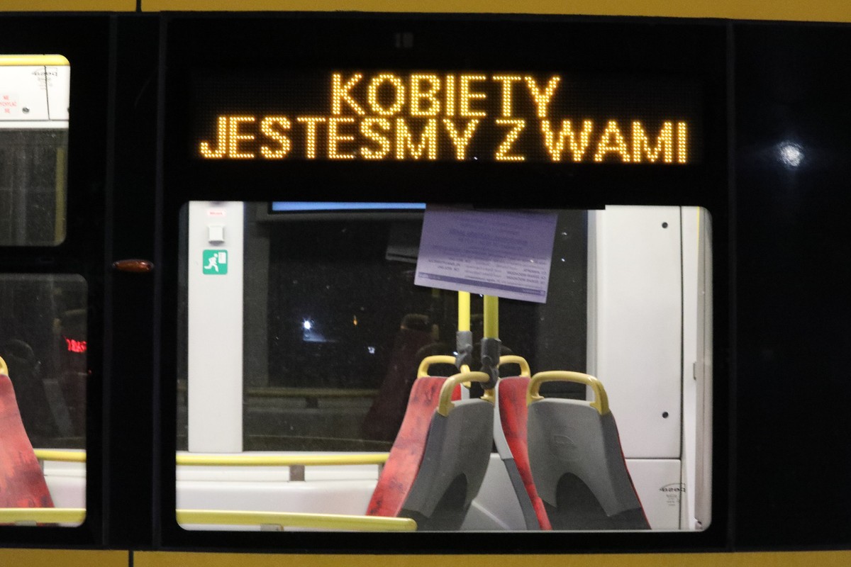 Protesty w Warszawie . Tramwaj z napisem  Kobiety jestesmy z Wami