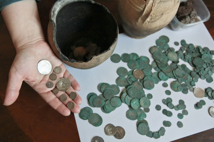 Skarb znaleziony w lesie niedaleko miejscowości Guzów (Lubuskie)