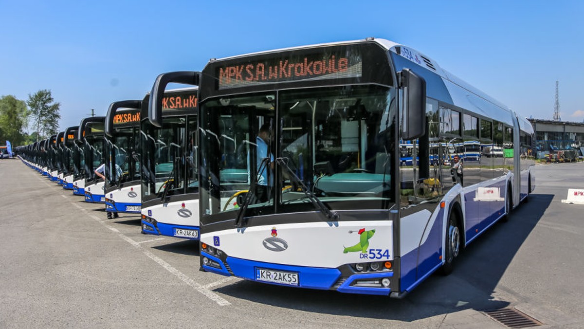 Mieszkańcy Krakowa pojadą 77 nowymi ekologicznymi autobusami. Pojazdy właśnie trafiły do MPK. Nowe autobusy wyjechały dziś w trasę na kilkunastu liniach, m.in. 105, 129, 144, 164, 169, 173, 179, 184, 194, 501 i 503.