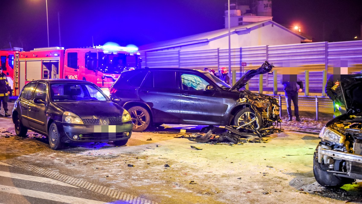 Żaden ze spektakularnych wypadków rządowych nie został dotąd wyjaśniony. Śledztwa prokuratorskie w sprawie pękniętej opony w BMW prezydenta Dudy, wypadków ministra Macierewicza i premier Szydło były już kilka razy przedłużone. W opinii doświadczonych prawników trwają one zdecydowanie zbyt długo.