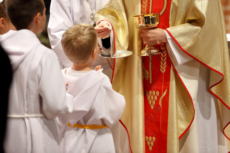 "Mam wrażenie, że komunia zaczęła się już niemal wszystkim kojarzyć nie z uroczystością religijną, a z wielkimi wydatkami i wymyślnymi życzeniami rodziców".