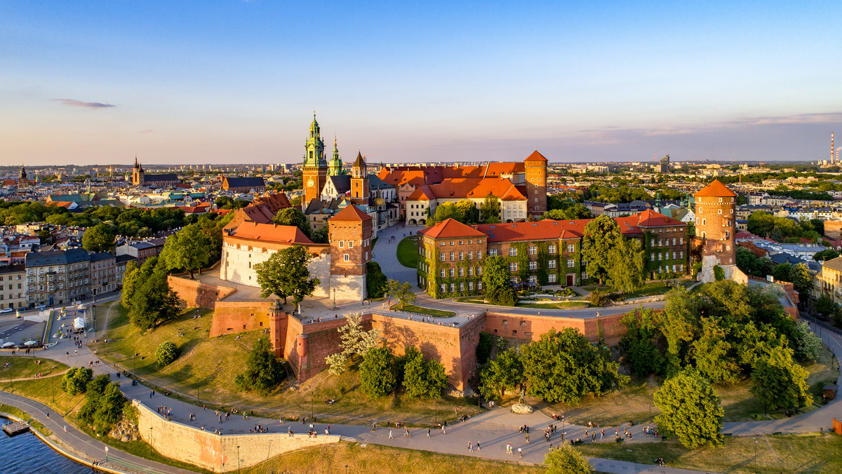 <strong>We wnętrzach Zamku Królewskiego na Wawelu można robić zdjęcia, ale bez lamp błyskowych, statywów i tzw. selfie-sticków – to pierwsze zarządzenie nowego dyrektora tej instytucji Andrzeja Betleja, który zmienił w piątek regulamin zwiedzania zamkowych wystaw.</strong>