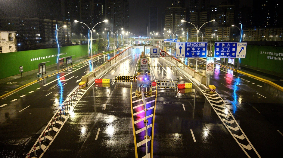 Karantin je počeo tako što su glavne saobraćajnice koje vode iz grada zatvorene | Foto: AFP