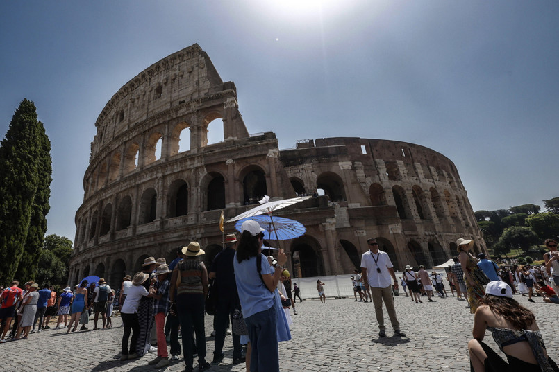 Turyści pod Koloseum w Rzymie