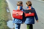 dzieci idą do szkoły - wieś