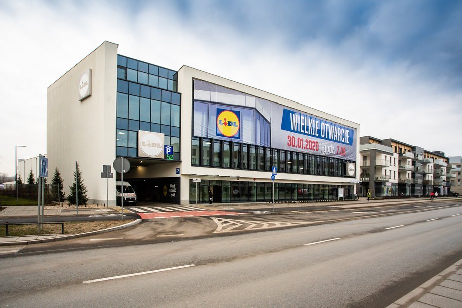 Wilanowski Lidl zabytkiem może nie jest, ale wyróżnia się czarno-białym logotypem,  nietypową dla dyskontu architekturą i zadaszonym parkingiem.