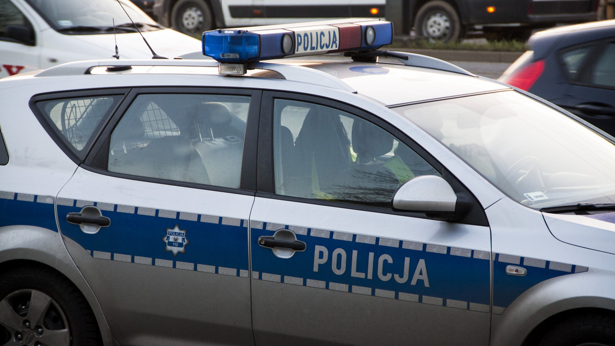Krakowska policja wyłowiła auto z Wisły w okolicy mostu Zwierzynieckiego. Pojazd nad ranem zauważył jeden z przechodniów. W środku znaleziono ciało 38-letniego mężczyzny.