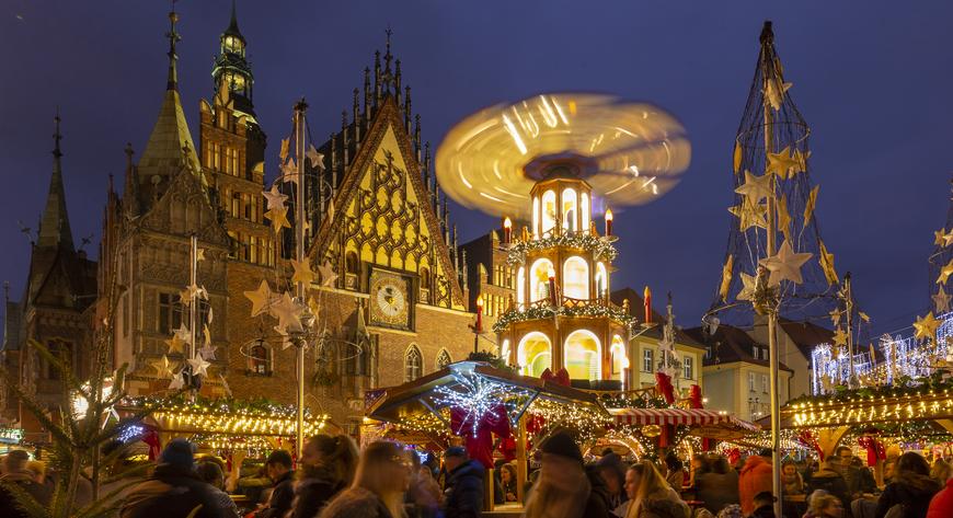 Wrocławski Jarmark Bożonarodzeniowy - niektórzy czekają cały rok na wakacje, a inni na tę atrakcję. FOT. TOMASZ HOŁOD