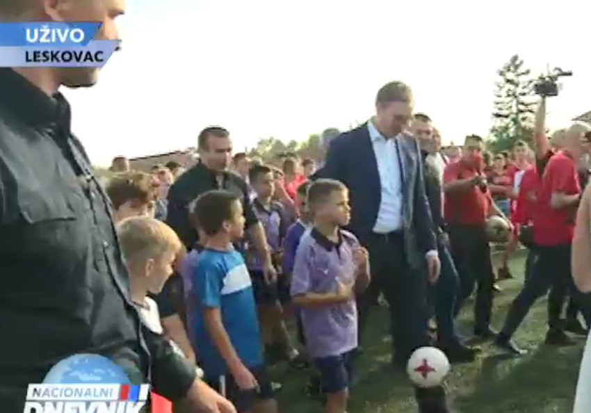 Vučić sa decom u Leskovcu