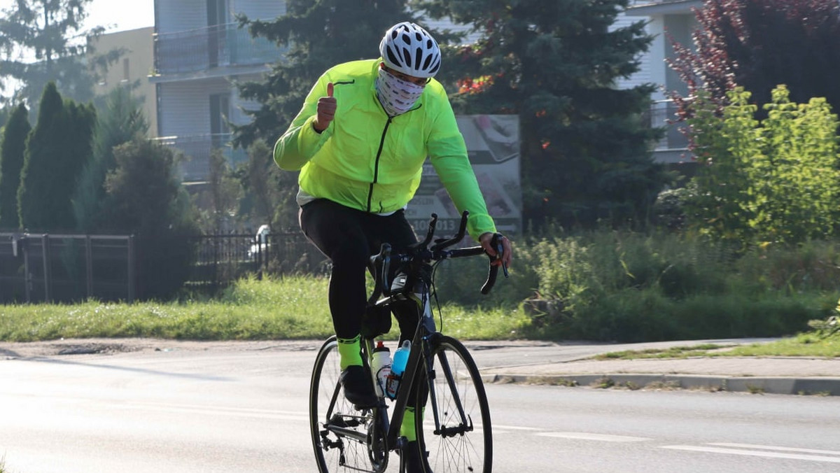 Policjant wspomaga zbiórkę. Miał wypadek, jedzie dalej. 1000 km bez przerwy