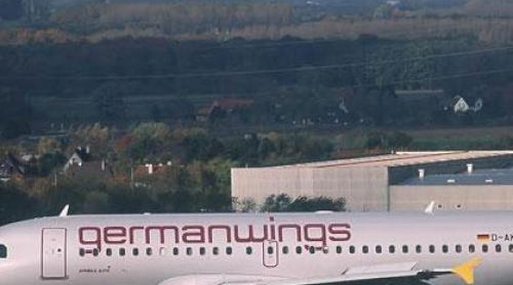 Megtiltották az egyenruhát a pilótáknak a Germanwings gyászmiséjén