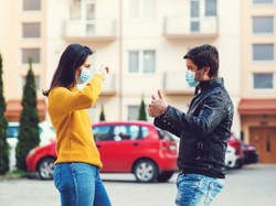 Szczepionka nowym wymogiem przy podrywaniu? Interesujące wyniki badania