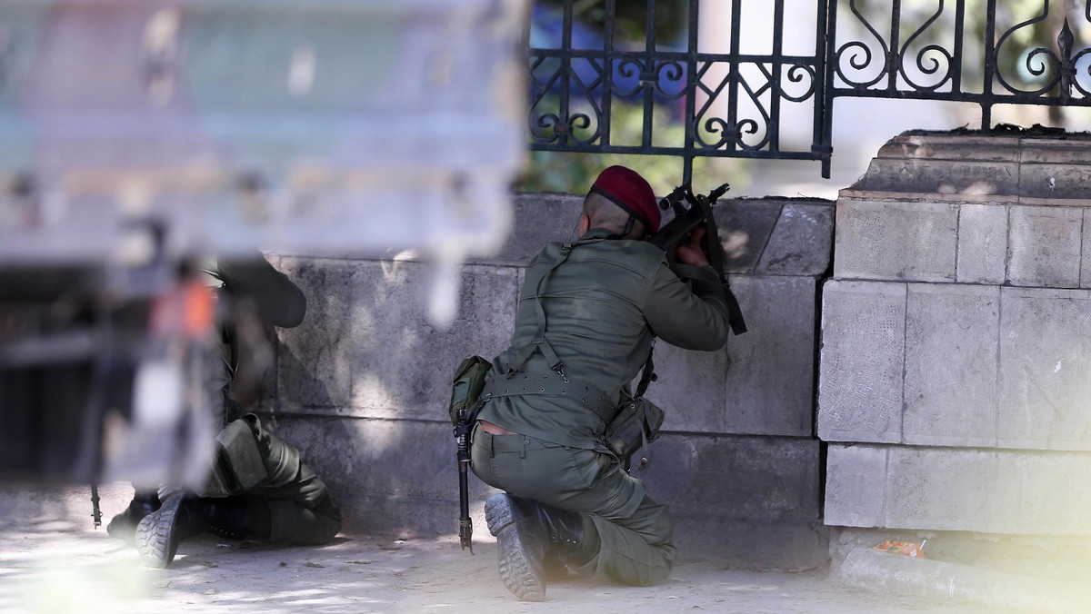 Atak terrorystyczny w Tunezji. W zamachu na Muzeum Bardo zginęło co najmniej osie, w tym siedmiu cudzoziemców. Nie jest jasne, czy napastnicy wzięli zakładników. Wg polskiego MSZ rannych zostało trzech obywateli Polski.