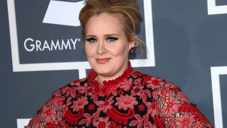 Dzięki rekordowej sprzedaży swojej płyty "21" oraz sukcesowi piosenki "Skyfall", nagranej do filmów o przygodach agenta 007, Adele zgromadziła majątek oszacowany na 30 milionów funtów. Oszałamiająca kwota wciąż rośnie – według danych firmy zajmującej się finansami piosenkarki, na jej konto wpływa 40 tys. funtów... dziennie