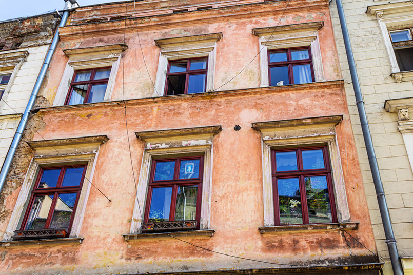 Rekompensata jest przewidziana jedynie dla osób posiadających obywatelstwo polskie w dniach nacjonalizacji, wejścia w życie ustawy oraz w dniu złożenia wniosku o rekompensatę, a dodatkowo wymagane jest posiadanie miejsca zamieszkania w Rzeczypospolitej Polskiej (najprawdopodobniej potwierdzone zameldowaniem według stanu na dzień przejęcia nieruchomości; inaczej niż w ustawie o mieniu zabużańskim, gdzie decydujący był stan na 1 września 1939 r.).