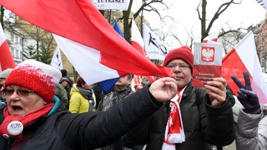 Marsze KOD w rocznicę uchwalenia Konstytucji. Uczestnicy pikietują przed KPRM