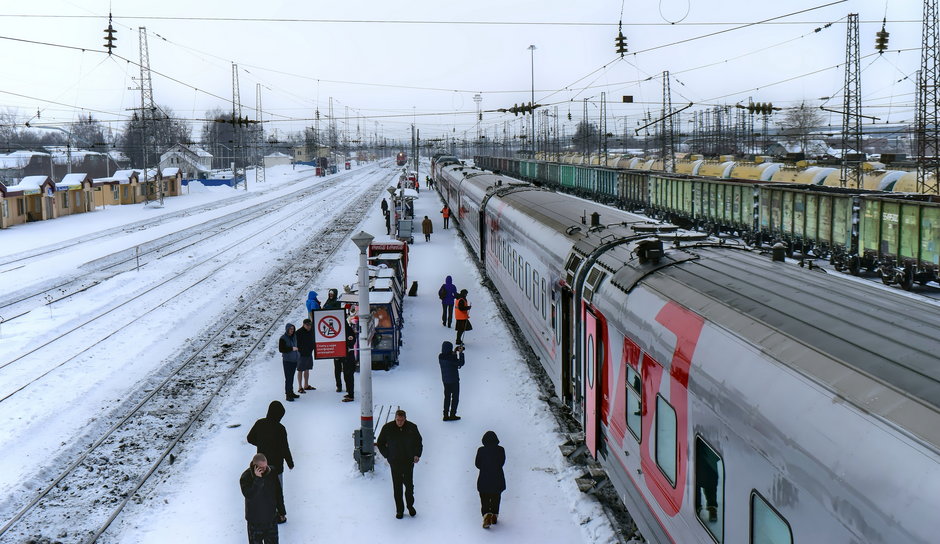 Jadący z Moskwy do Władywostoku pociąg zatrzymuje się każdego dnia na wielu stacjach.