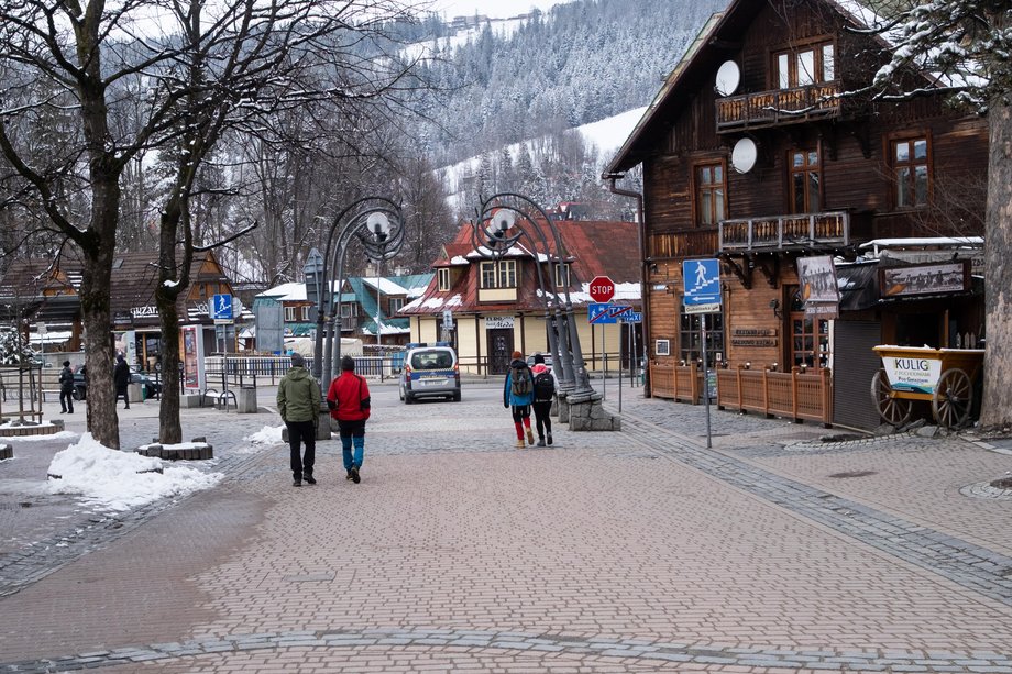 Zakopane, Krupówki, w niedzielę 4 kwietnia 2021 r. 