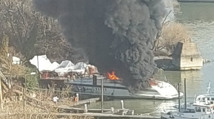 A több százmilliót érő luxushajó szinte teljesen kiégett/Fotó:Blikk