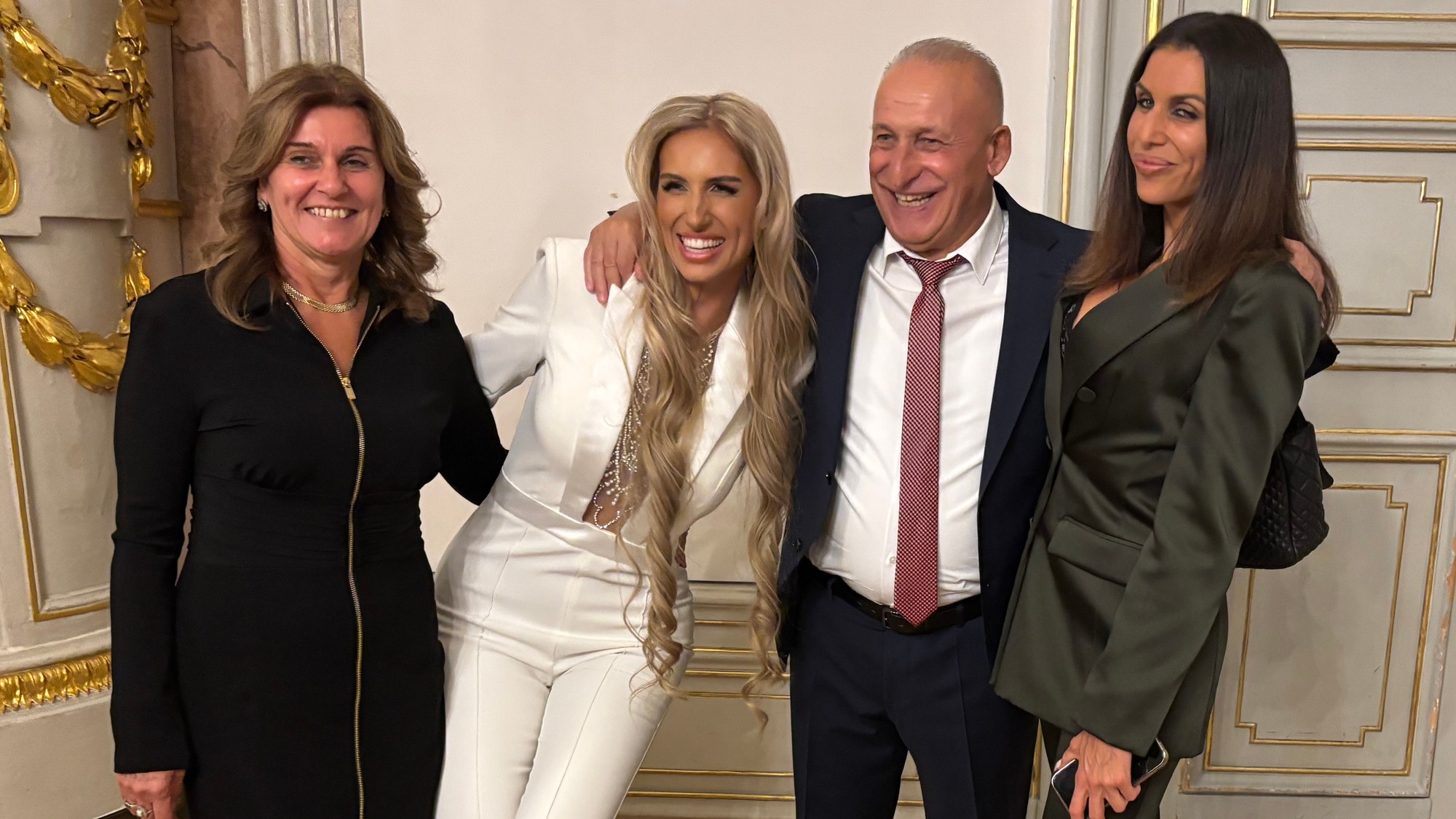 Alba so staršou sestrou a rodičmi.
