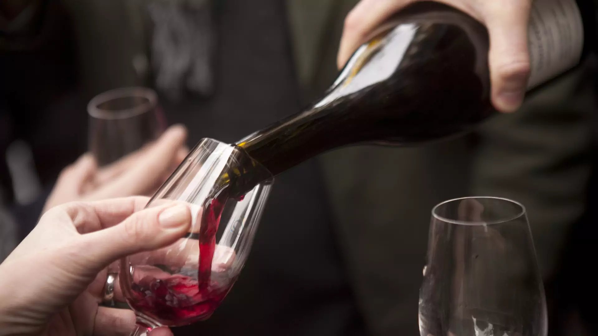 Przelewali tanie wino do butelek z francuską etykietą. 4,6 mln sztuk trafiło do sprzedaży