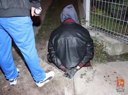 To on chciał ukraść nieoznakowany radiowóz... z policjantami w środku