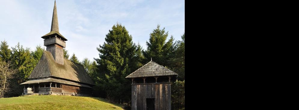 <strong>Drewniane cerkwie Marmaroszu</strong>
<br></br>
Region Marmaroszu obejmuje północne krańce Rumunii. Ta historyczna kraina zawsze była geograficznie odizolowana od sąsiednich. Kiedy wokół architektura murowana wypierała drewnianą, w Maramroszu nadal budowano na bazie drewna. Lokalny kunszt ciesielski osiągnął bardzo wysoki poziom. Rękodzielnicze pozostałości można do dziś oglądać w zabudowaniach tego regionu. Pomimo historycznych zawirowań do naszych czasów zachowały się m.in. bogato zdobione drewniane cerkwie. Niektóre z liczących sobie po 400 i 300 lat cerkwi Marmaroszu zostały wpisane na listę światowego dziedzictwa UNESCO.