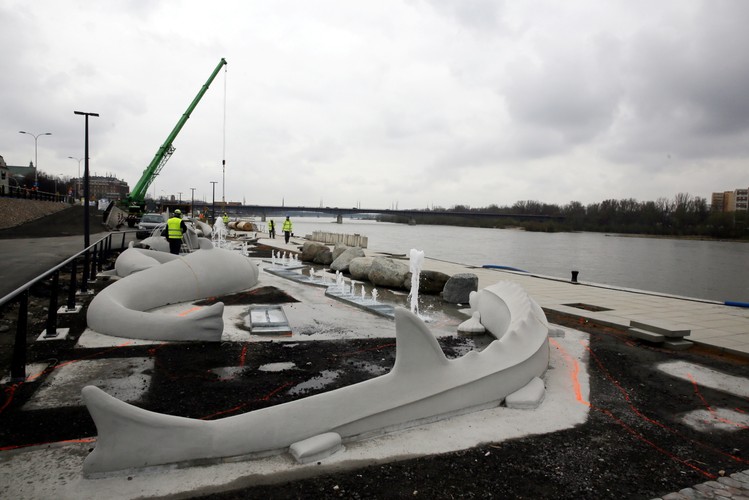 Wiceprezydent stolicy Michał Olszewski przypomniał, że miasto w maju 2016 r. podpisało kontrakt na budowę bulwarów z firmą Skanska. Obecnie firma, jak powiedział Olszewski, jest na finiszu prac wykończeniowych na odcinku od mostu Świętokrzyskiego do ul. Karowej, natomiast na kolejnej części - do mostu Śląsko-Dąbrowskiego - kończy prace konstrukcyjne. 
<br><br> (mr) PAP/Tomasz Gzell