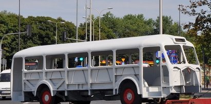 "Czerwony autobus" wrócił do Warszawy. Zobacz jak wygląda