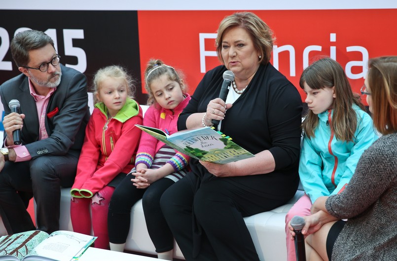 Małżonka prezydenta w towarzystwie prezesa Fundacji Wisławy Szymborskiej Michała Rusinka i dzieci.