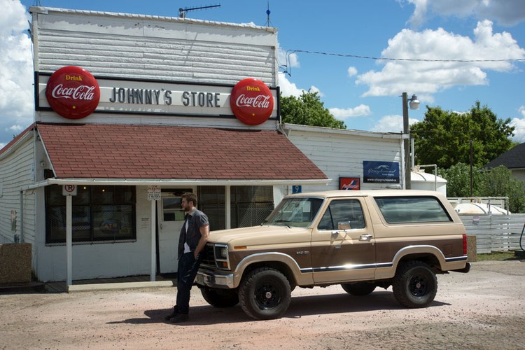 <strong>Miasteczko Cut Bank, reż. Matt Shakman</strong>
<br><br>
Eks-gwiazdor licealnej drużyny futbolowej – Dwayne McLaren (Liam Hemsworth) i jego piękna dziewczyna – Cassandra (Teresa Palmer) marzą, by wyrwać się z rodzinnego Cut Bank w Montanie. Przepustką do lepszego świata może być zarejestrowane przez Dwayne’a na wideo zabójstwo listonosza i nagroda w wysokości 100 000 dolarów, którą wyznaczyła firma pocztowa za dostarczenie dowodów zbrodni. Jednak prowadzący śledztwo szeryf (John Malkovich) nie wierzy, że Dwayne znalazł się na miejscu przestępstwa przypadkowo, zaś porywczy adresat jednej z zaginionych, wraz z listonoszem, przesyłek nie cofnie się przed niczym, aby ją odzyskać. Intryga się zagęszcza, a senne na pozór miasteczko Cut Bank ujawnia przed mieszkańcami kolejne szokujące tajemnice…[opis dystrybutora]