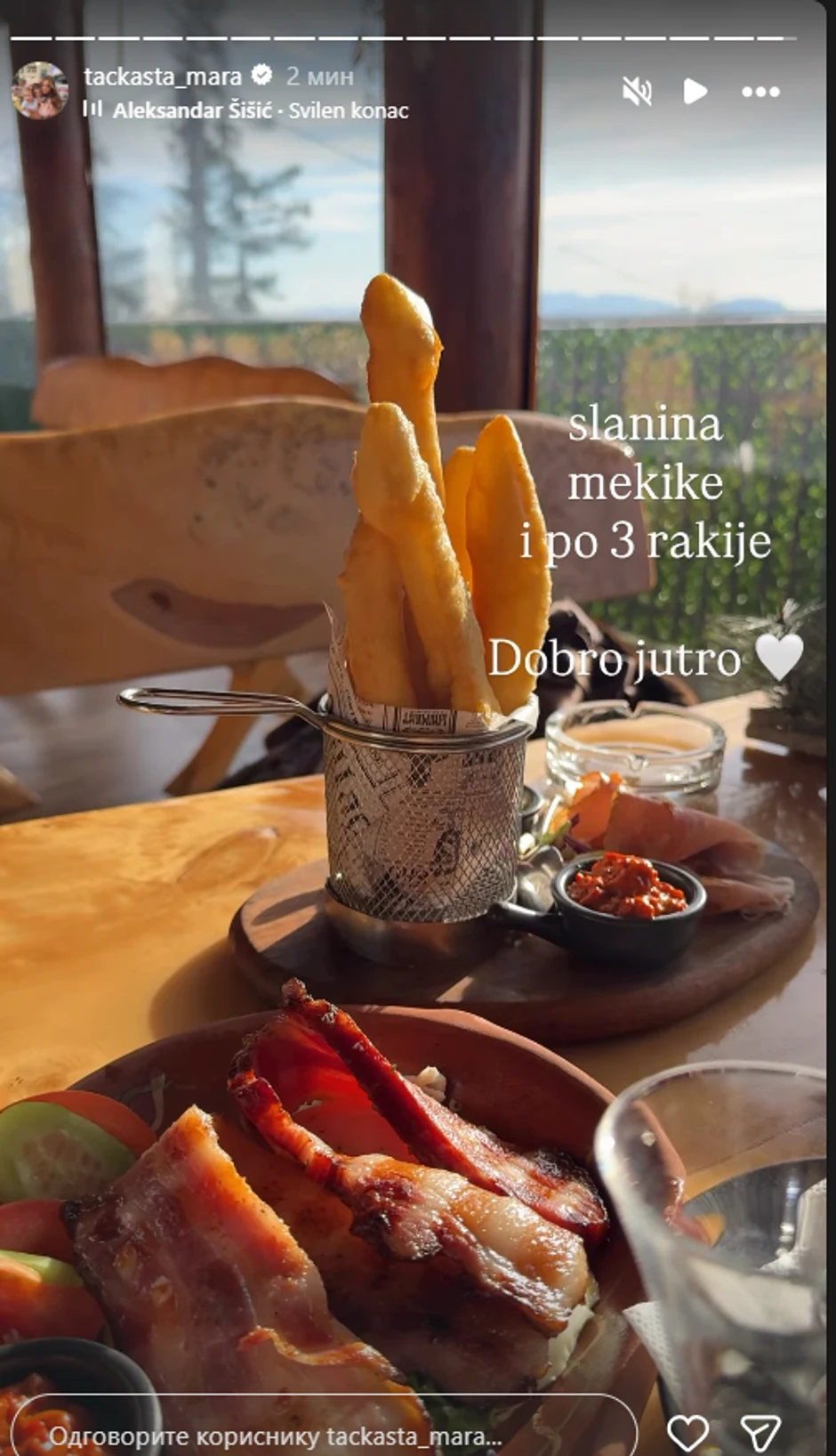 Tačkasta Mara uživa u restoranu