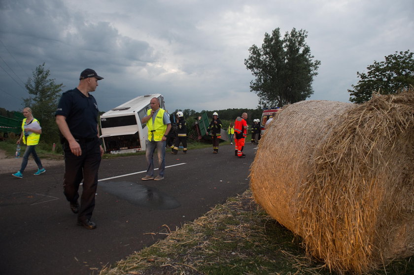 Groźny wypadek pod Łodzią. Autokar zderzył się z ciągnikiem