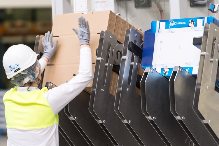 'Inwestycja w Polsce i Europie Centralnej ma strategiczne znaczenie dla naszego biznesu ze względu na ogromny potencjał wzrostu. Budowa nowej fabryki jest dowodem na to, że chcemy pogłębiać relacje z naszymi lokalnymi klientami' - powiedział szef Nestlé Purina PetCare na Europę, Bliski Wschód i Afrykę Północną Bernard Meunier, cytowany w komunikacie. <br><br>fot. (mk/mr) PAP/Maciej Kulczyński