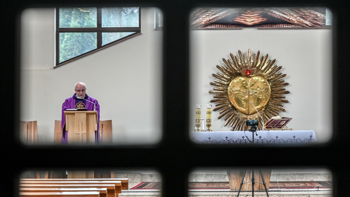 Z danych kościelnych wynika, że w 1989 r. do sądów biskupich wpłynęło 1,25 tys. wniosków o stwierdzenie nieważności małżeństwa, w 2016 r. ponad 3,7 tys.