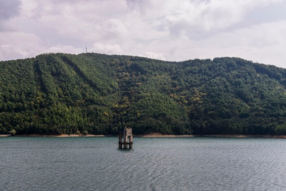 ISPOD GAZIVODA POTOPLJEN DVOR JELENE ANŽUJSKE I 14 SRPSKIH NASELJA Međunarodni tim zaronio pod vodu i ZANEMEO (FOTO, VIDEO)